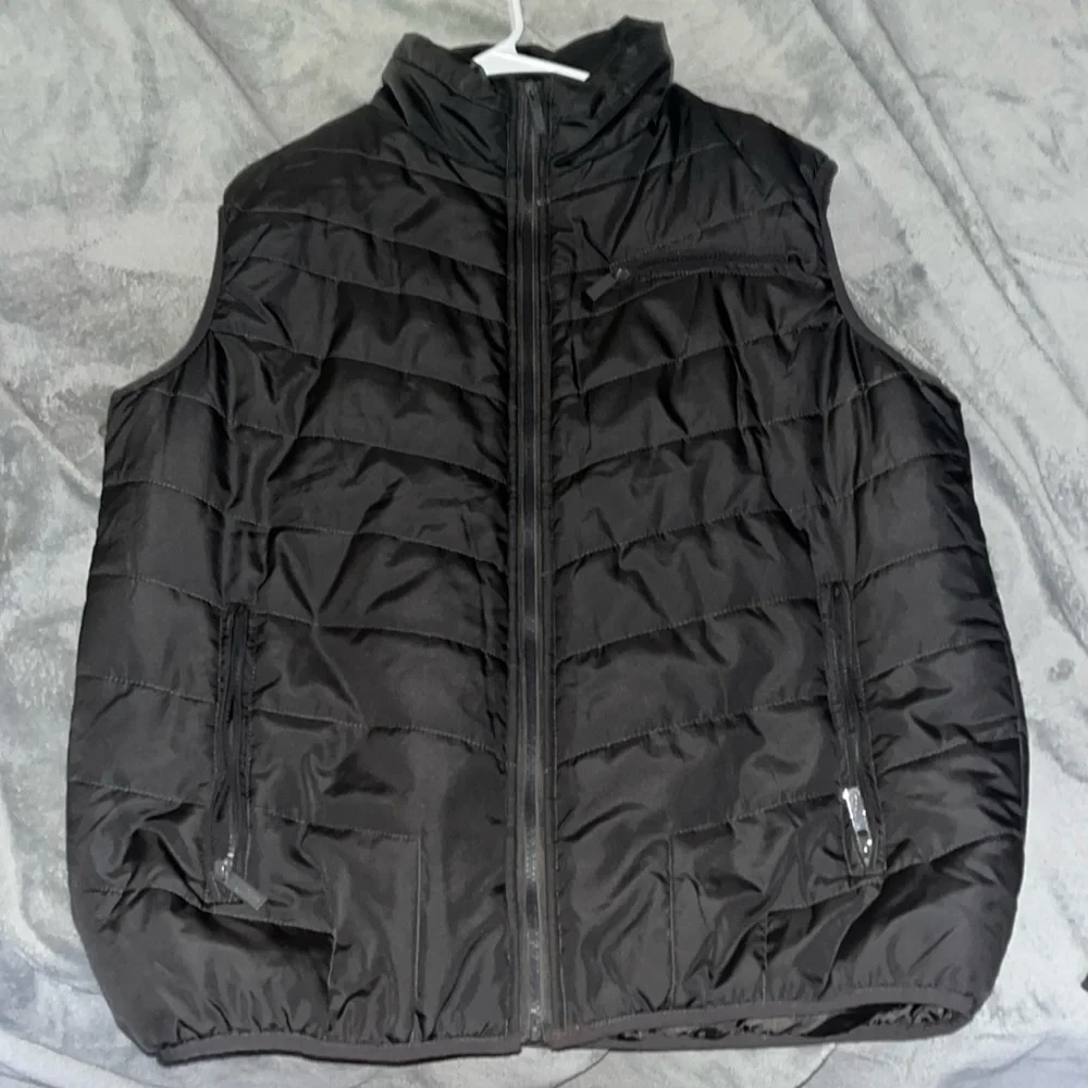 this is a sleeveless puffer jacket only used under 5 times very good condition - Picture 1 of 3